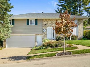 1866 Vizaleea Dr, Dubuque, IA 52002