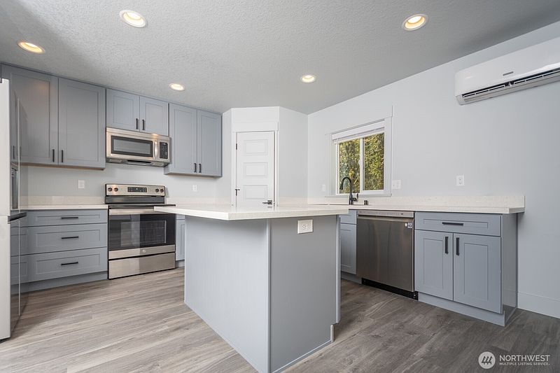 5th image of 206 Oak Street