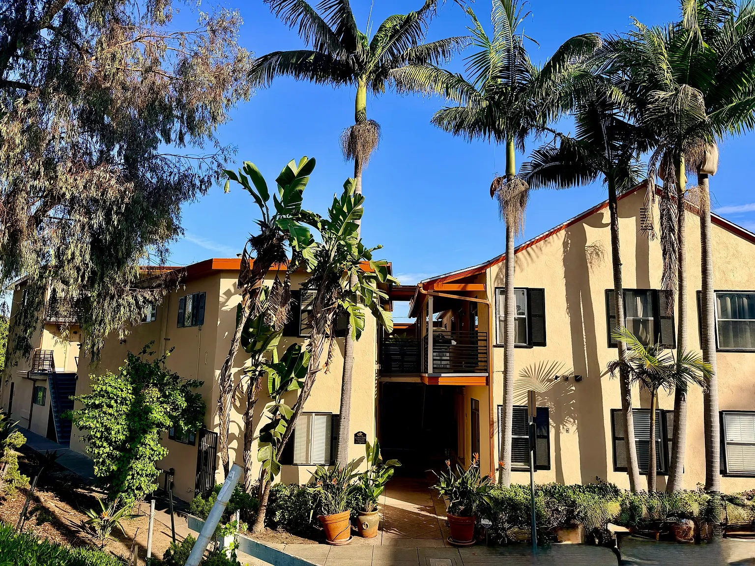 2 bed, 750 sqft, $2,170 — Photo 2