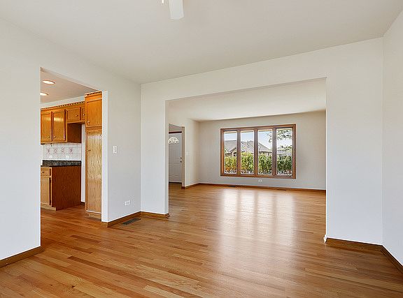 5th image of 8556 Hollybrook Ln