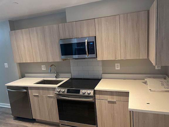 5th image of 622-624 Girard St NE #102