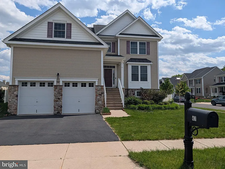 47 Thomas Dr — Photo 3