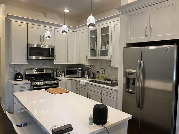 3rd image of 1921 N Sedgwick St APT 1R