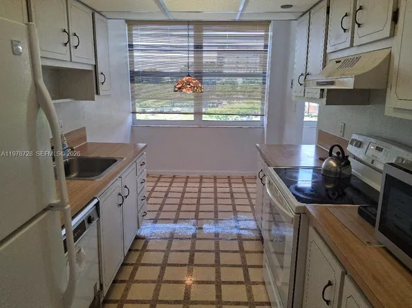 1300 Saint Charles Pl APT 419, Pembroke Pines, FL 33026