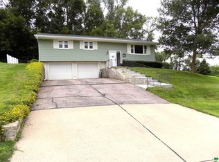 408 39th St, Sioux City, IA 51104