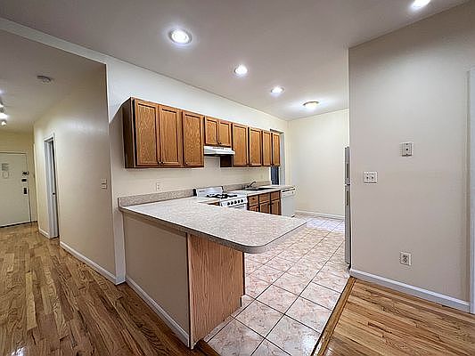4th image of 332 E 67th St APT 6