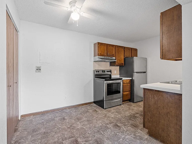 Cedar Square Apartments — Photo 7