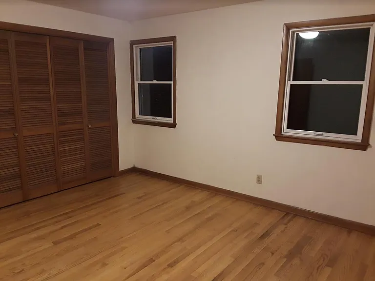 566 Clarence Ave — Photo 5