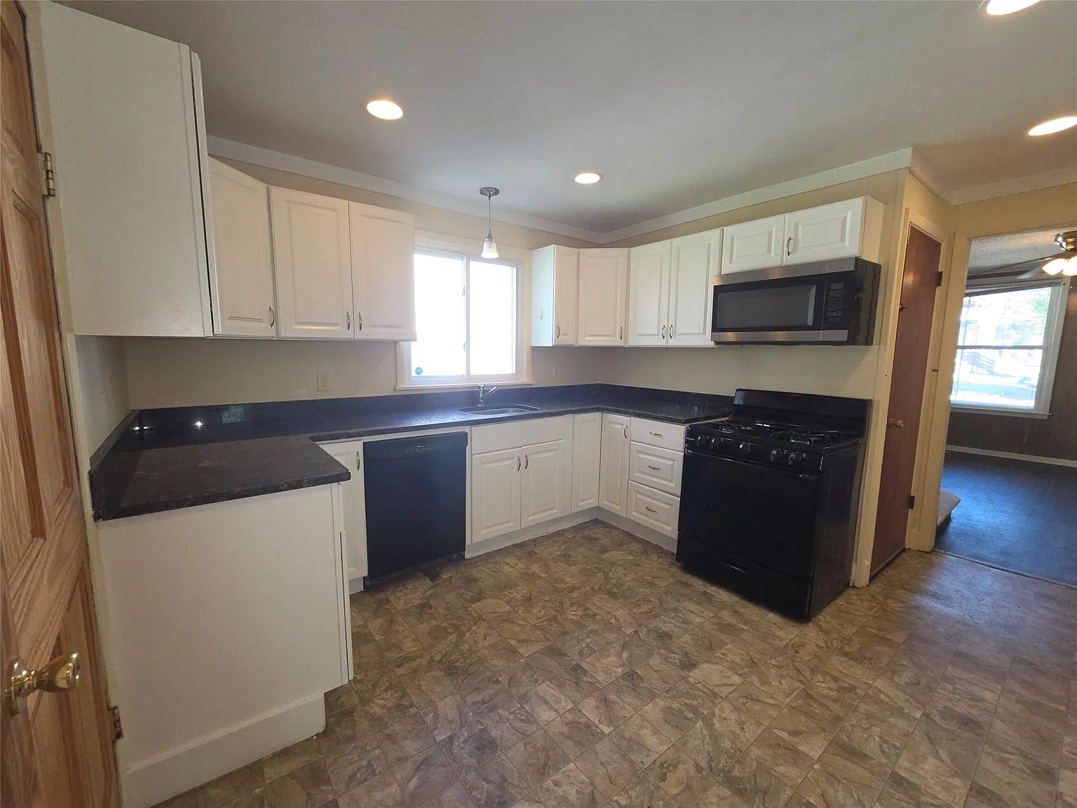 4 bed, 2.0 bath, 2077 sqft, $2,000 — Photo 2