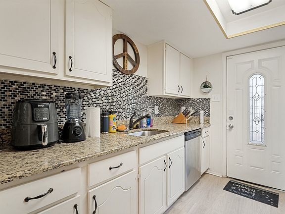 5th image of 34 E Mountain Ln
