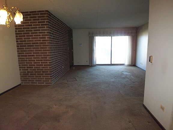 5th image of 139 E Grand Ave APT 1B