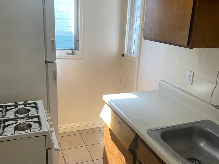 211 W Dexter St — Photo 9