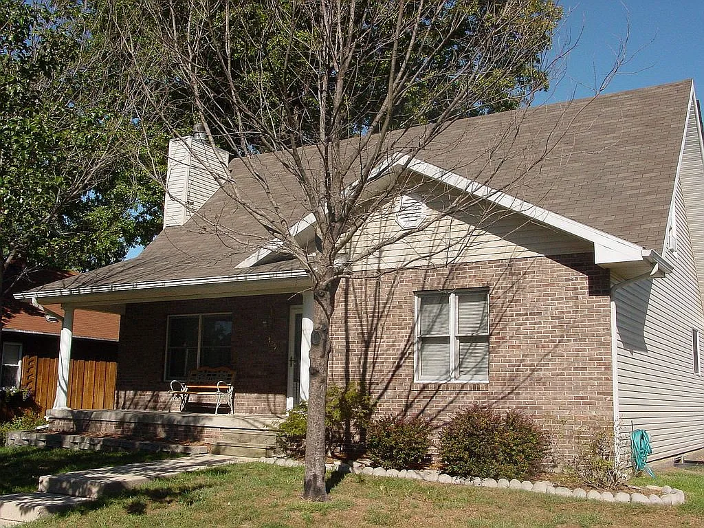 329 Logan St photo 1