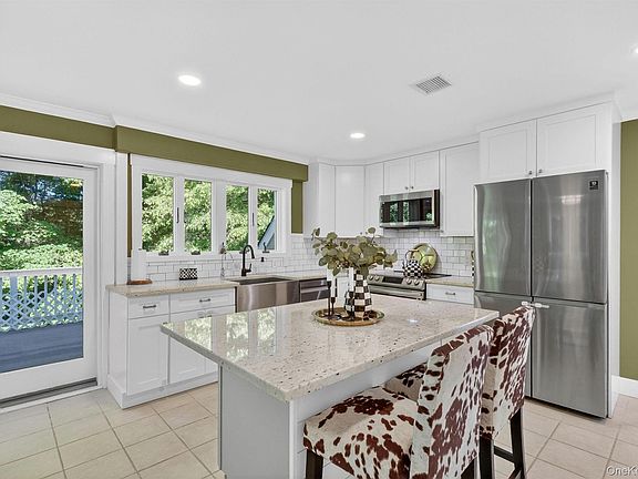 3rd image of 11 Arbutus Street