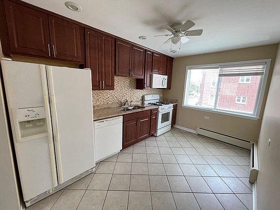 4th image of 471 Laurel Ave APT C