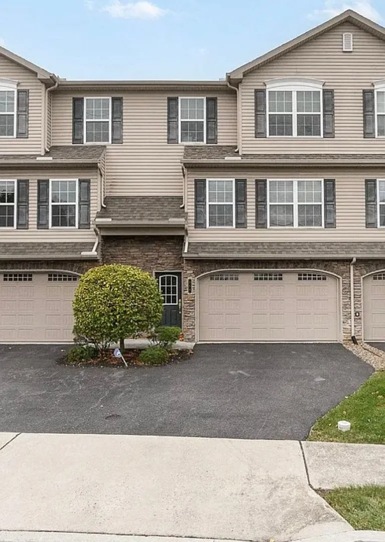 3 Bedroom Townhome in Mechanicsburg — Photo 1