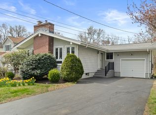 33 Cottage Ln E, Niantic, CT 06357