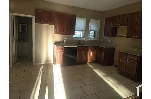 Building Photo - 622 Mount Holly St