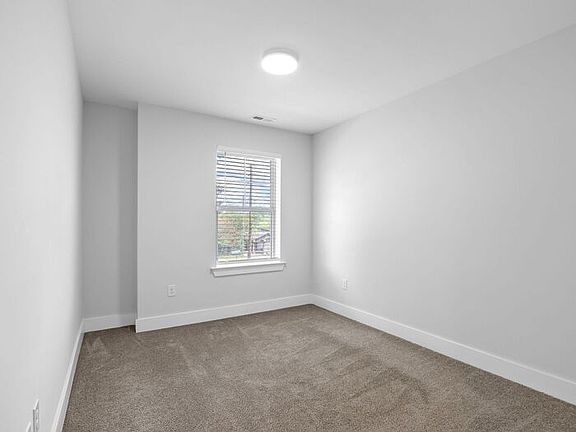 4th image of 166 Oakwood Ave