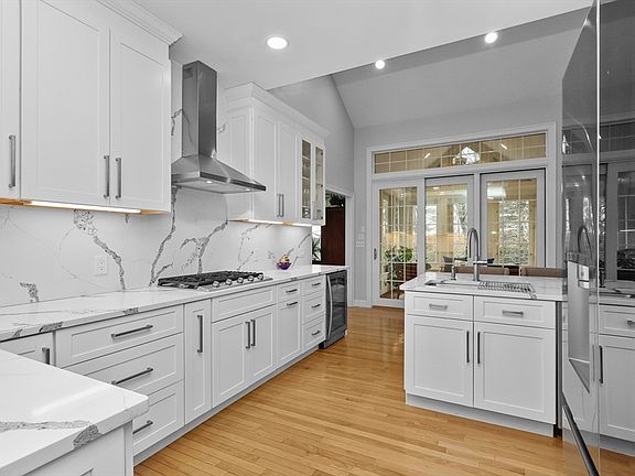4th image of 21 Carriage Hill Cir