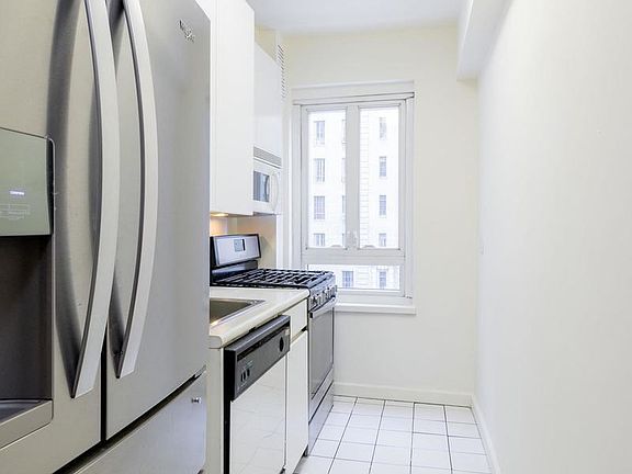 3rd image of 333 W 57th St APT 510