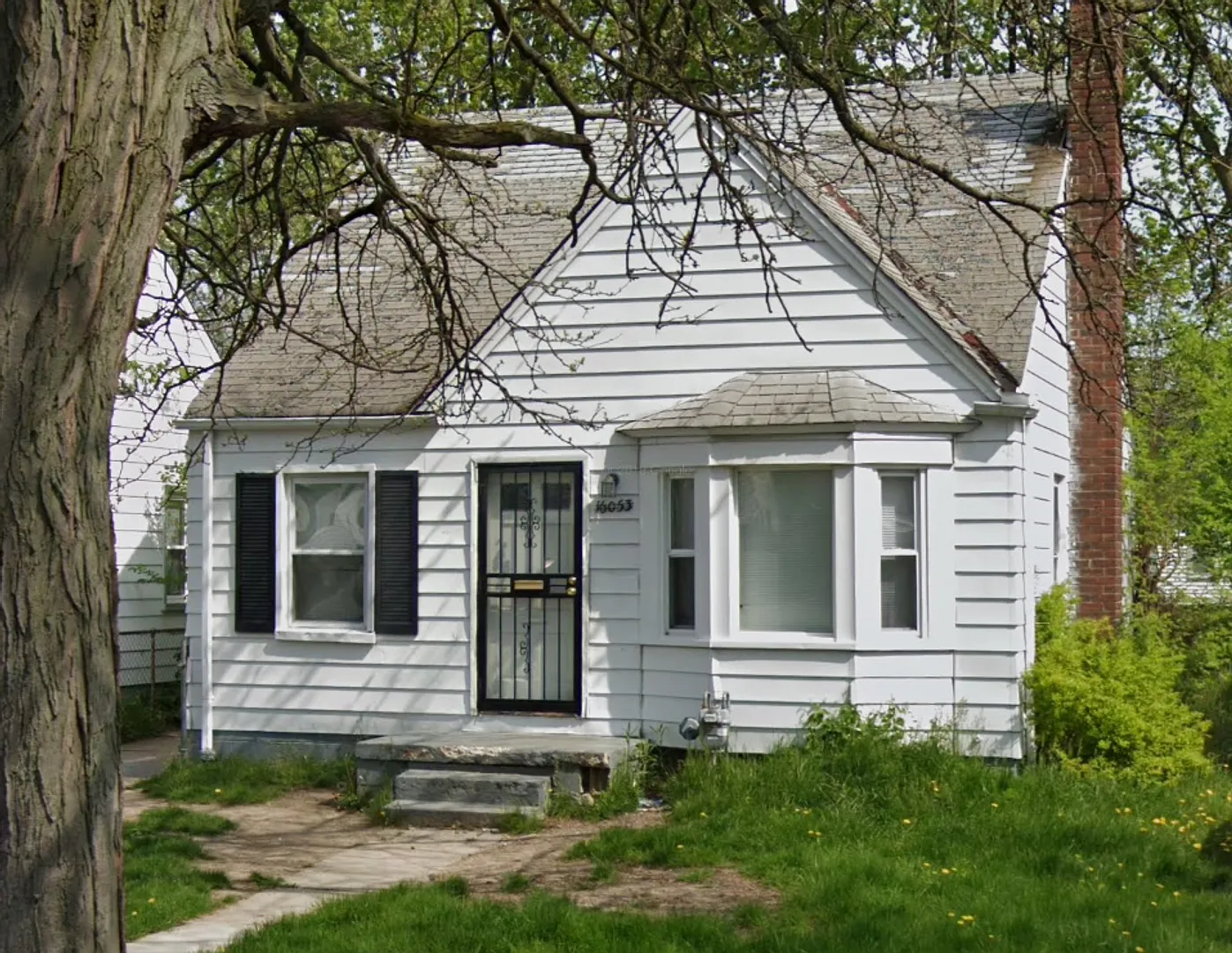 3 Bed 1 Bath bungalow with basement on eastside of Detroit- Fresh paint, refinished floors! — Photo 1