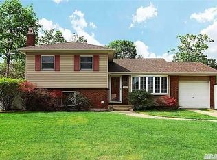 122 Ruth St, West Islip, NY 11795