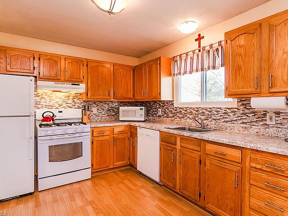 5th image of 28392 Spruce Dr