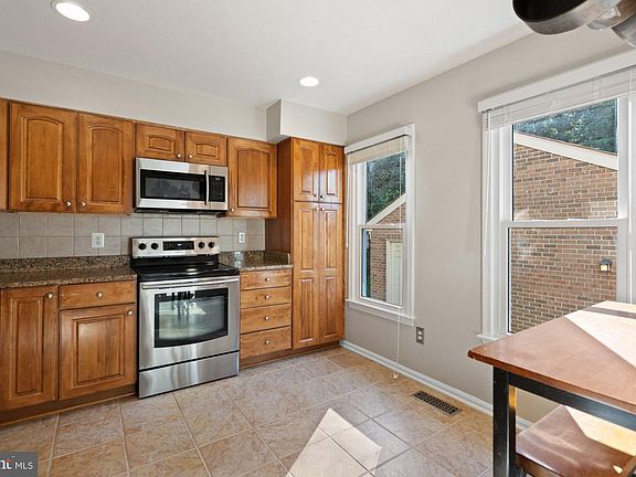 4th image of 2902 Oakborough Sq