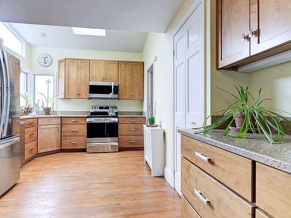 5th image of 4004 Dresden St