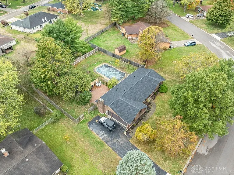 2401 Kewanna Ln — Photo 35