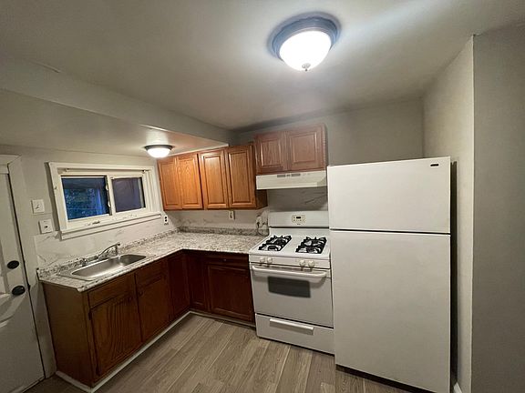 3rd image of 716 Douglas St