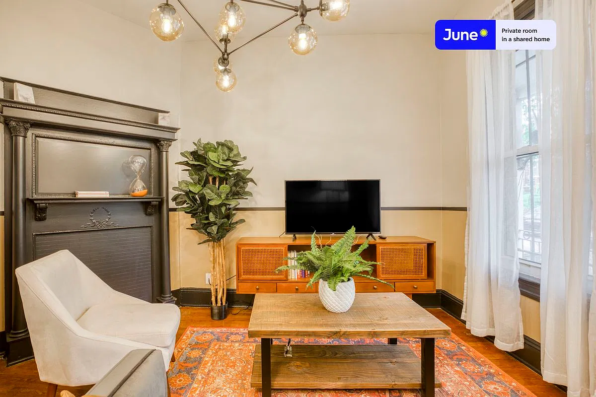 Queen bedroom in 4 bed/2 bath home in Columbia Heights #174 2D — Photo 4
