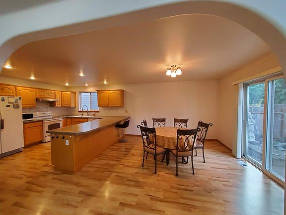 Open floor plan kitchen and dining area