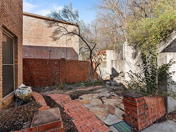 4th image of 1809 Burton Hill Rd