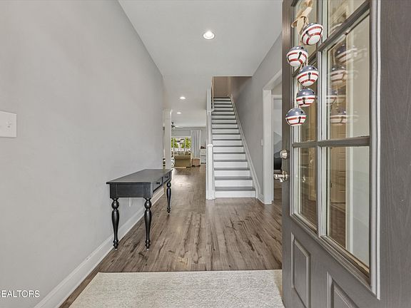 3rd image of 625 Branchwood Ln