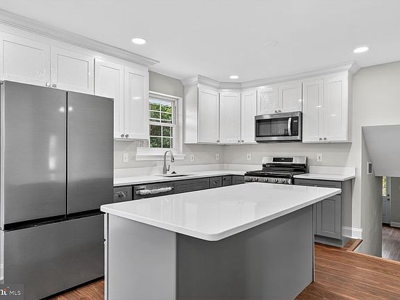 4th image of 8109 Carrick Ln