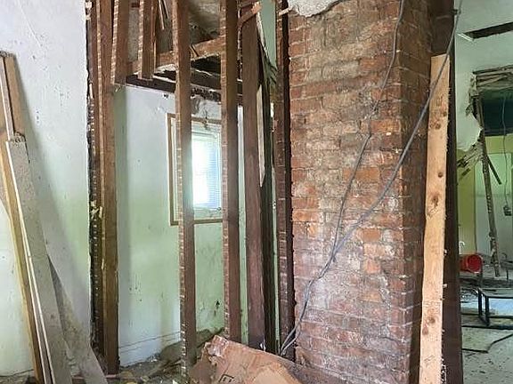 3rd image of 1724 Esmonde St