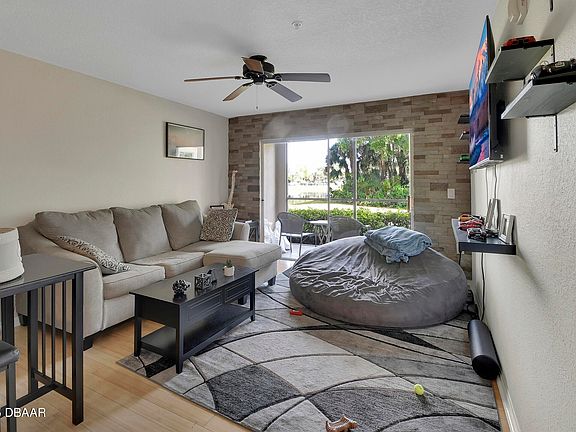 2nd image of 940 Village Trl Unit 2-106