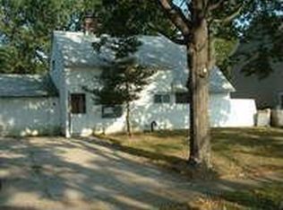 27 Hidden Ln, Westbury, NY 11590