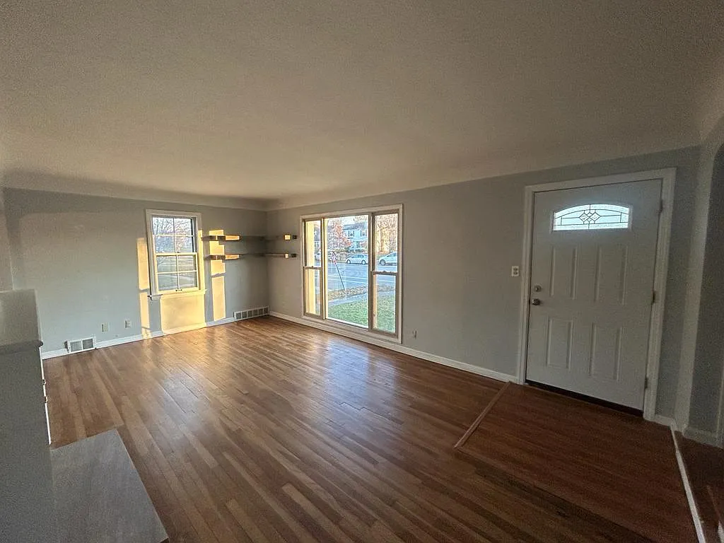 3 bed, 1.5 bath, 2068 sqft, $2,200 — Photo 2