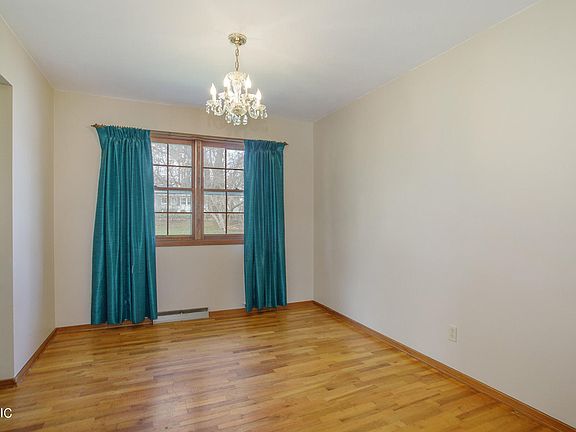 4th image of 157 Lincolnwood Dr