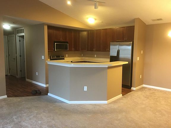 Island and breakfast nook