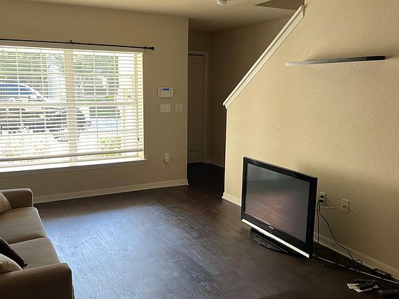 5th image of 210 Woodknoll Pl