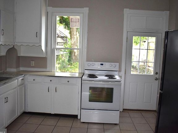 4th image of 307 N Locust St