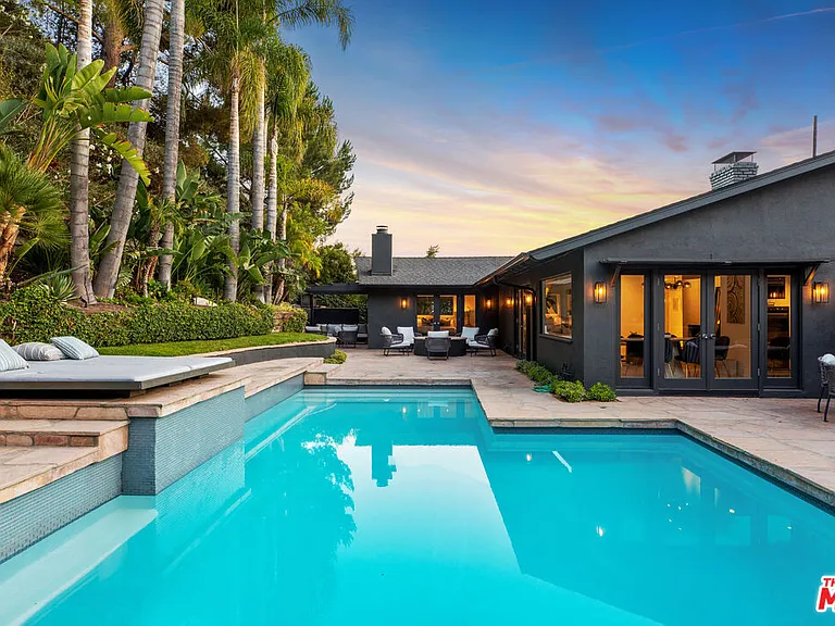 1744 N Doheny Dr — Photo 2