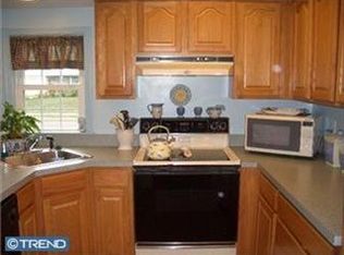28 Little Ln, Levittown, PA 19054