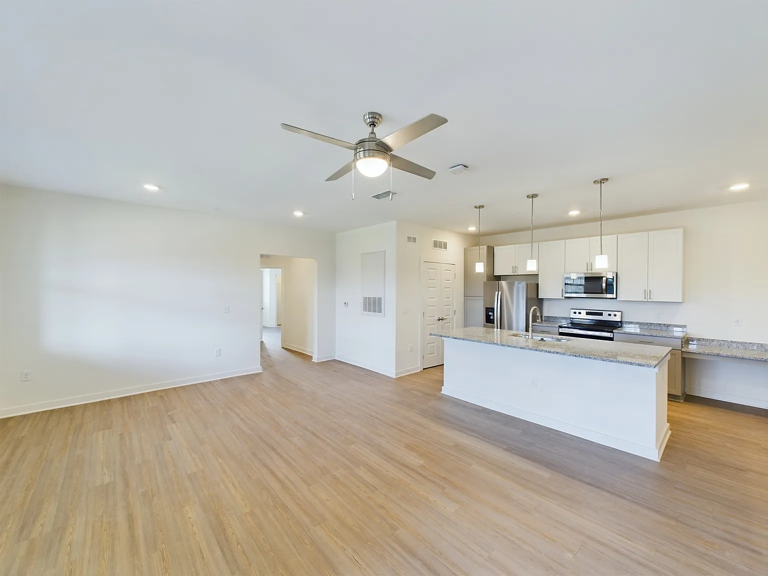 3 bed, 1389 sqft, $2,499 — Photo 3