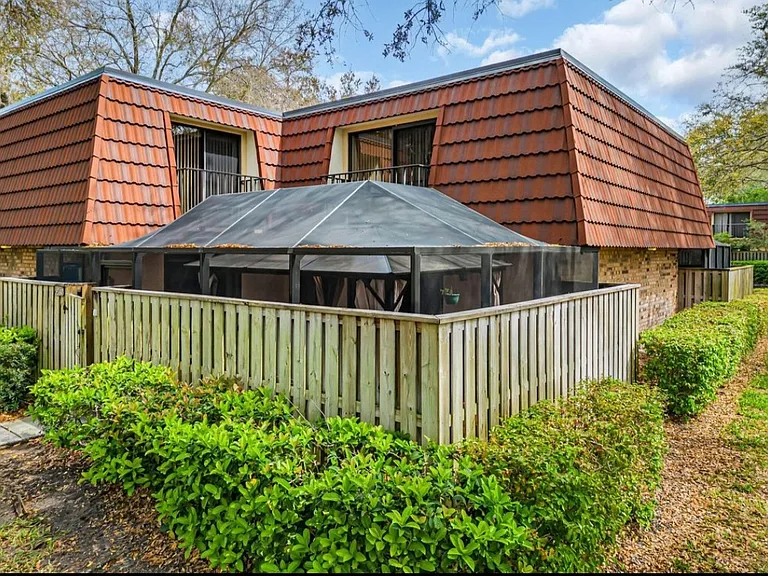 2703 5th Ct — Photo 1