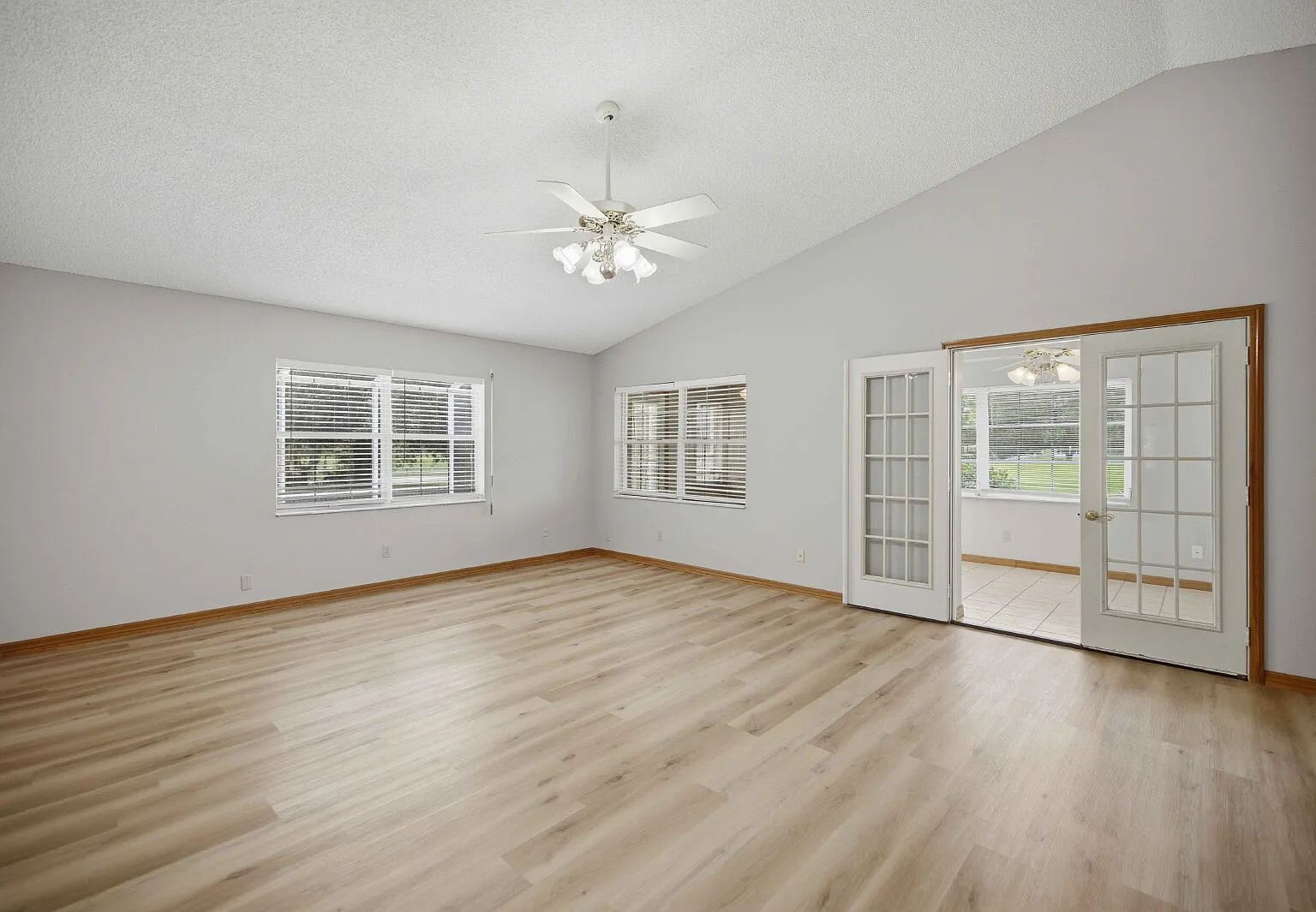 3 bed, 2.0 bath, 2004 sqft, $2,075 — Photo 2